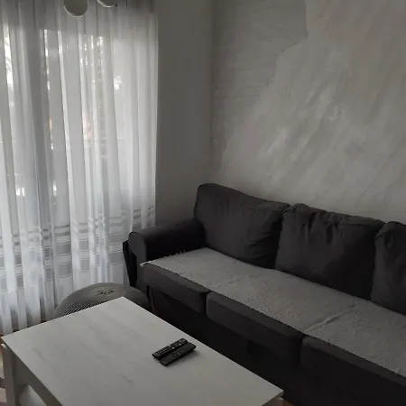 White- Pekovic شقة